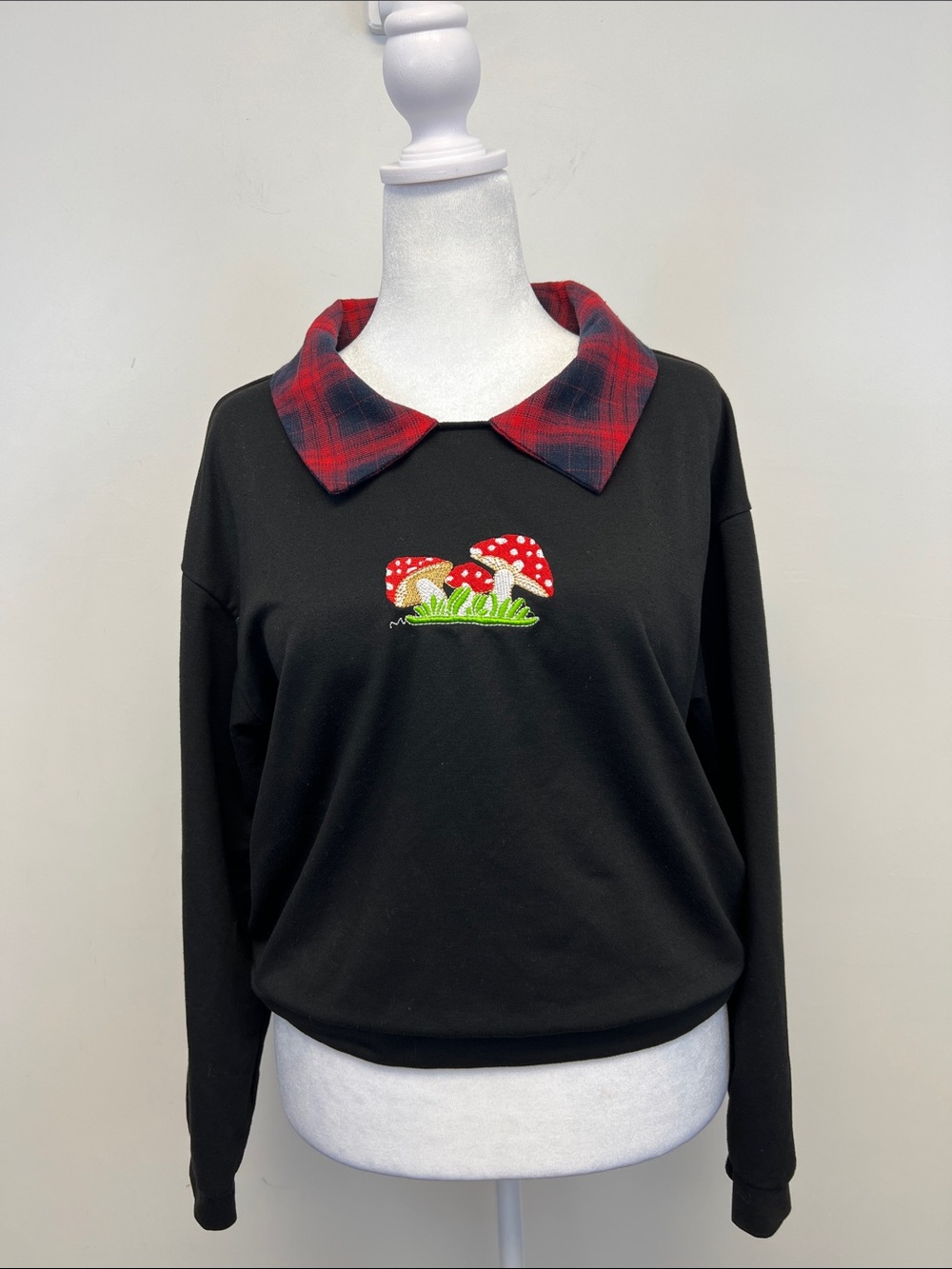 Quirky Black Women's Sweatshirt with Buffalo Plaid Collar and Mushrooms Size M